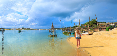 Foto Woman tourist in beach in France,  Coastline of Arcachon bay- travel, vacation,t