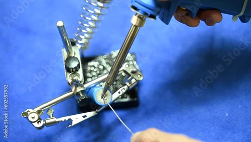 solders elements of printed circuit boards with low-melting solders