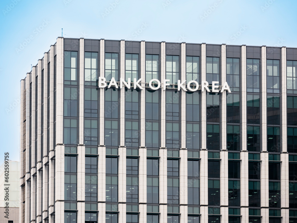 Drivers of the South Korean Won's Strength and the US Dollar's Weakness, and the Impact of Central Bank Intervention