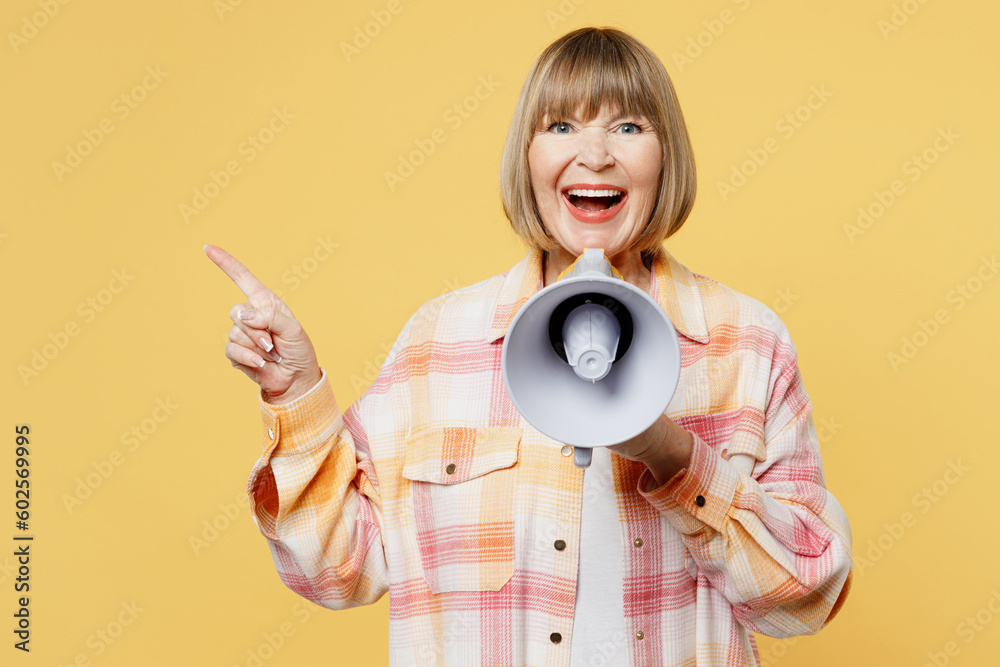 Elderly surprised shocked blonde woman 50s year old wear casual clothes hold in hand megaphone scream announces discounts sale Hurry up point aside isolated on plain yellow background studio portrait Elderly surprised shocked blonde woman 50s year old wear casual clothes hold in hand megaphone scream announces discounts sale Hurry up point aside isolated on plain yellow background studio portrait