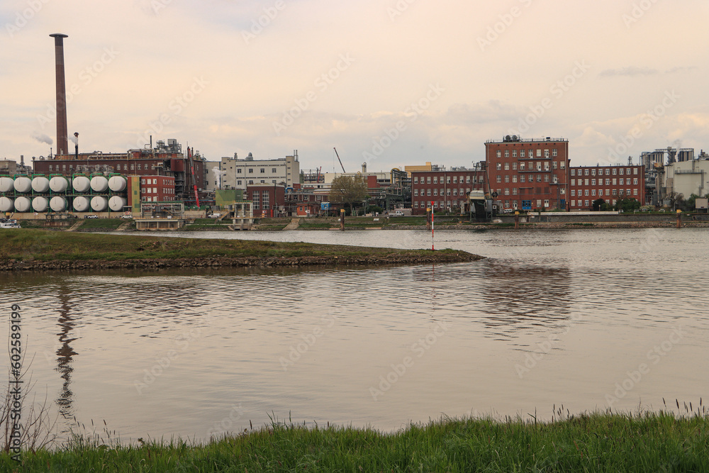 Naklejka premium Rhein-Neckar-Eck im Mannheim; Neckarmündung mit Blick nach Ludwigshafen (Neckar im Vordergrund)