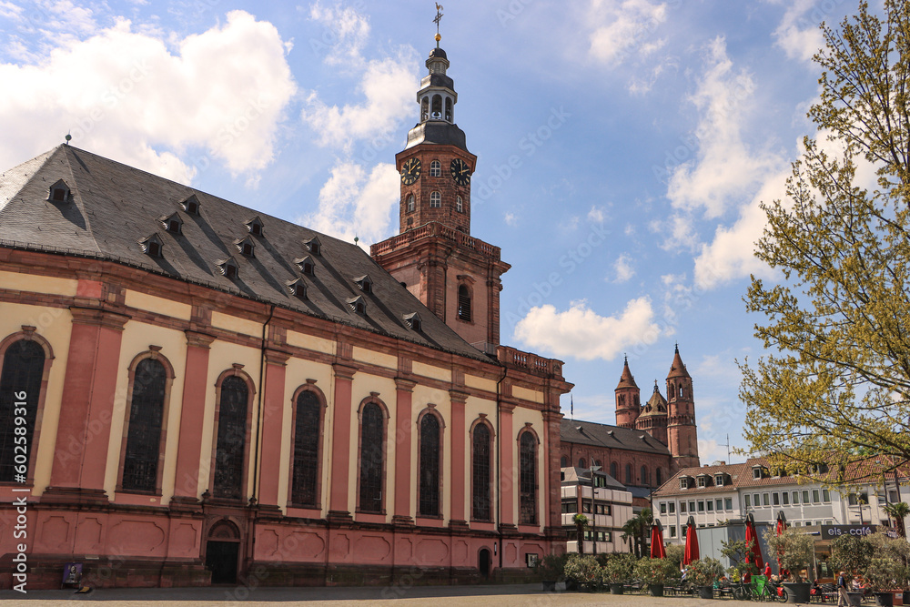 Nibelungenstadt Worms; Barocke Dreifaltigkeitskirche am Markt mit Dom im Hintergrund