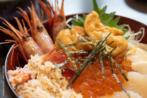 Plakat 北海道の海鮮丼。ウニ、えび、蟹、イクラ、