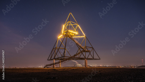 Industriekultur im Ruhrgebiet bei Bottrop in der Nacht. Beleuchtete Halde