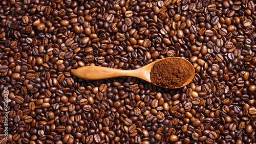 Palone ziarna kawy i drewnianą łyżka z mieloną kawą
