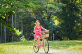夏の公園で元気で自転車を乗って遊んでいる小学生の女の子の様子