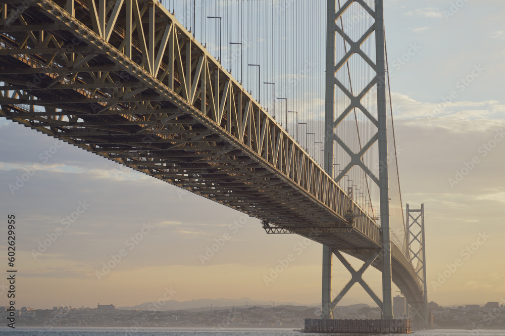 Fototapeta premium 兵庫県淡路市岩屋の道の駅あわじから見上げた明石海峡大橋