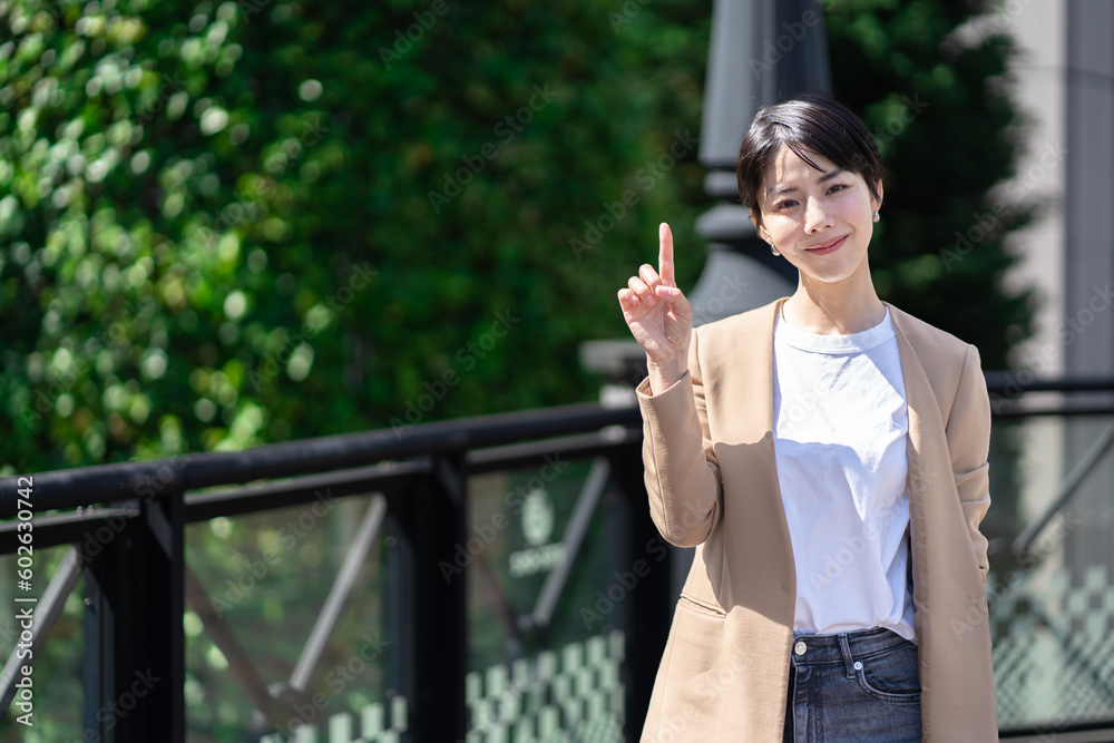 1つ　手　ジェスチャー　女性