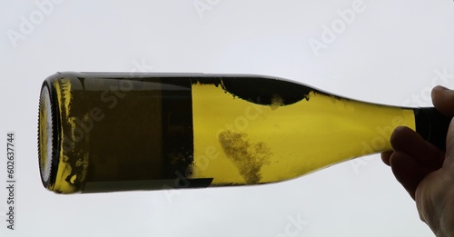 Foto white wine bottle with tartrate crystals or wine diamonds in the wine