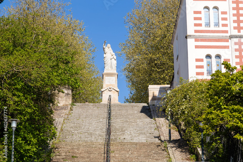 Escalier double menant à une statue sur une butte. Statue de Sainte Anne sur la Butte Sainte-Anne, Nantes photo