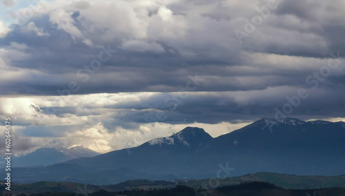 Monti innevati e valli degli Appennini in una nuvolosa giornata invernale