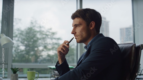 Foto Thoughtful entrepreneur ponder problems in office closeup