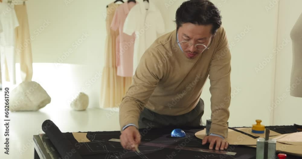 작업대에 서서 패턴 작업을 하는 남성 패턴 전문가 작업대에 서서 패턴 작업을 하는 남성 패턴 전문가