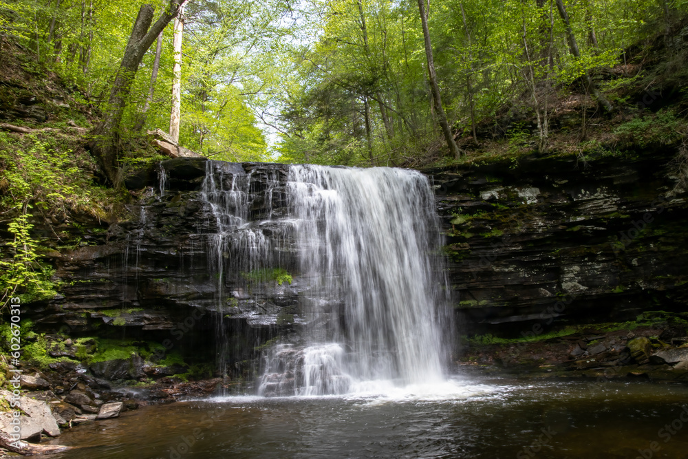 Obraz premium Suspended in Time: Long Exposure of a Medium Waterfall Over a Dramatic Rock Edge