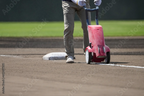 野球の試合前のグランドで白線を引く整備員 photo
