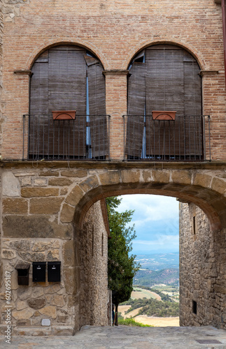Photos Conill (Anoia), Catalunya, Spain - May 14, 2023: Traditional houses in the old v