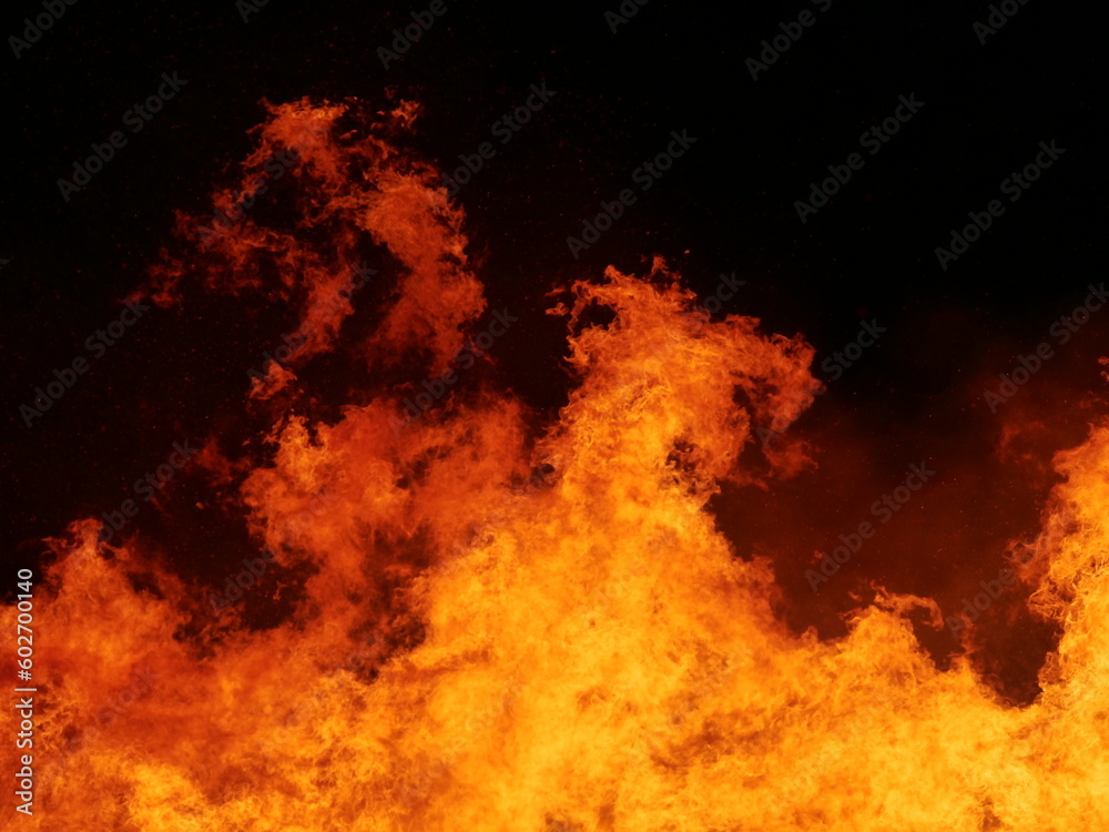 Flammen eines Feuers schlagen um sich Flammen eines Feuers schlagen um sich