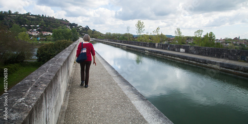 Femme promenant le long du pont canal d'Agen (Lot-et-Garonne)