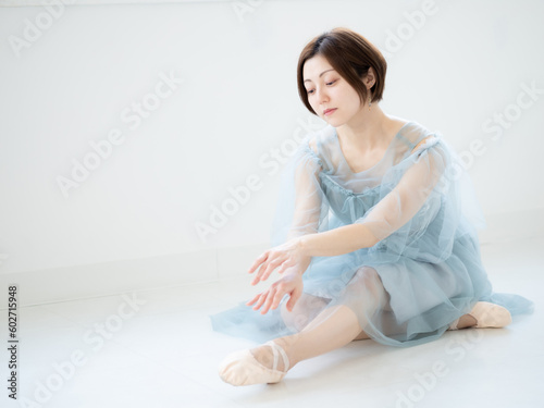 明るい室内でバレエの準備をする女性