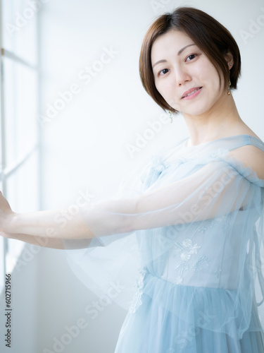 明るい室内でバレエの準備をする女性