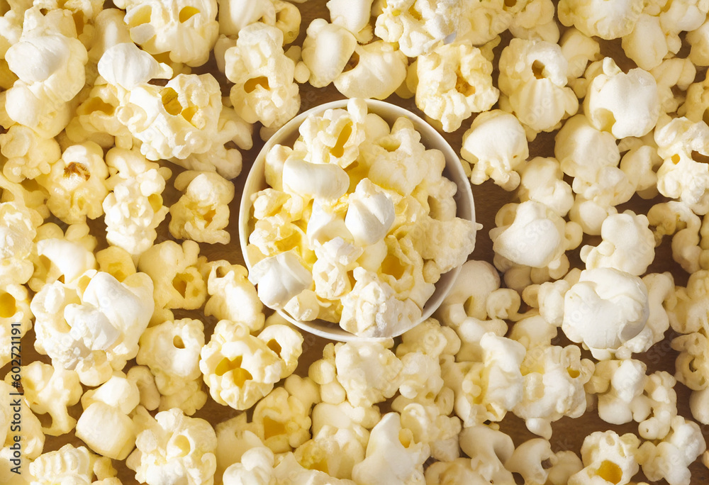 Pipocas frescas e crocantes, com uma aparência deliciosa, perfeitas para representar um lanche saboroso, diversão de cinema ou momentos descontraídos em grupo Pipocas frescas e crocantes, com uma aparência deliciosa, perfeitas para representar um lanche saboroso, diversão de cinema ou momentos descontraídos em grupo