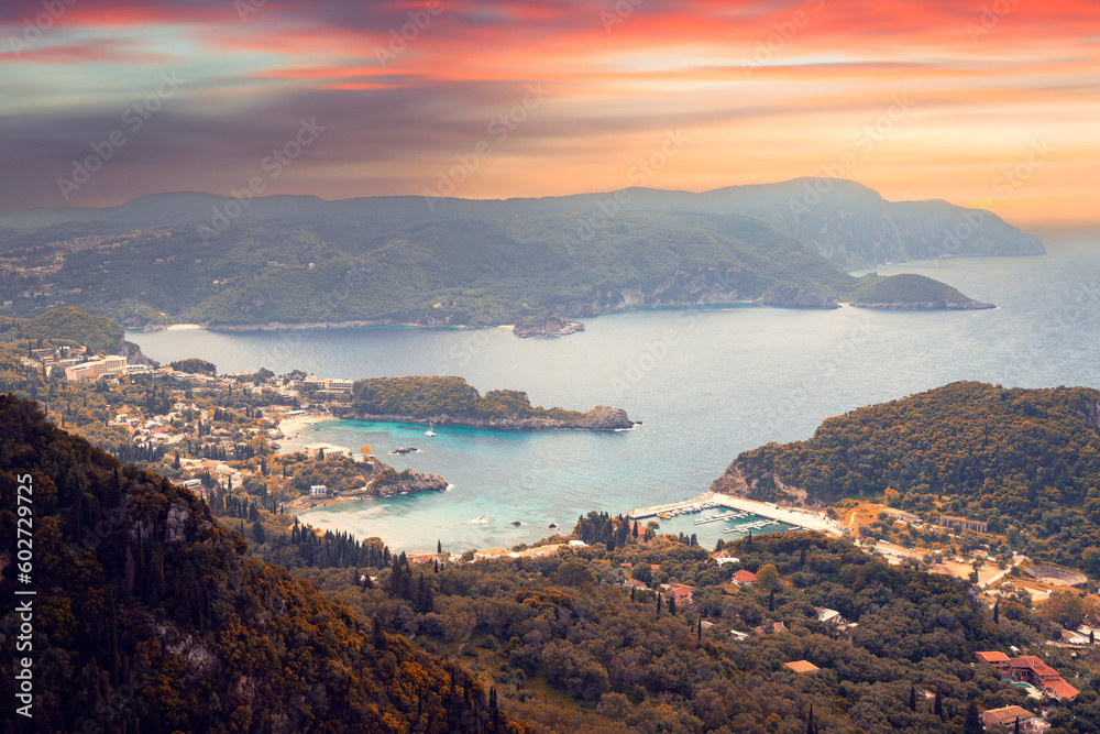 Krajobraz morski. Punkt widokowy Bella Vista na zatokę Palaiokastritsa. Wybrzeże greckiej wyspy Korfu. 