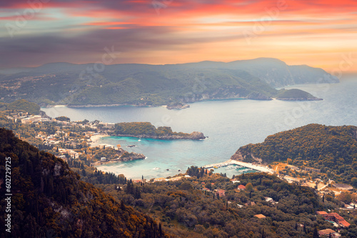 Krajobraz morski. Punkt widokowy Bella Vista na zatokę Palaiokastritsa. Wybrzeże greckiej wyspy Korfu. 