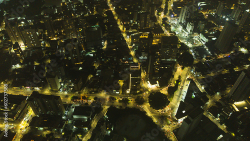 Visão aérea do bairro da Barra Funda no centro da cidade de São Paulo captada do alto por um drone em uma noite de 2023. 