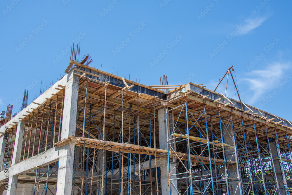 Wooden formwork for the base of the walls and supports, supported by metal supports.