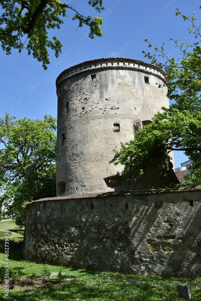 Turm und Mauer der Stadtbefestigung der Stadt Tulln an der Donau, Österreich, 04.05.2023