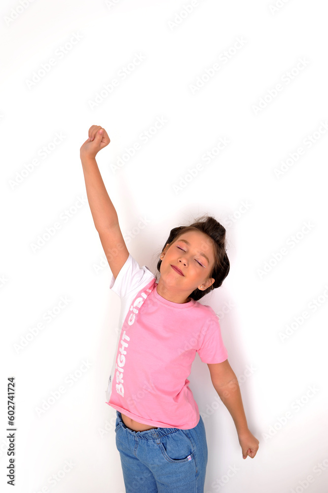 menina com bobs nos cabelos expressão de preguiça menina com bobs nos cabelos expressão de preguiça