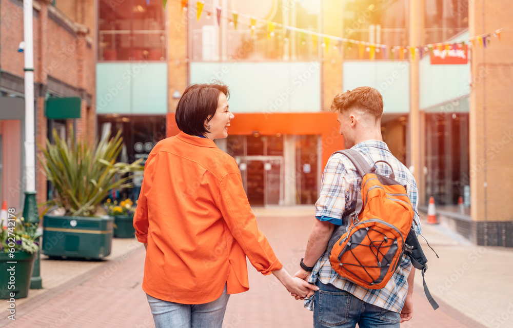 Obraz premium Outdoor portrait of couple having a fun time in the city of England Enjoying travel concept