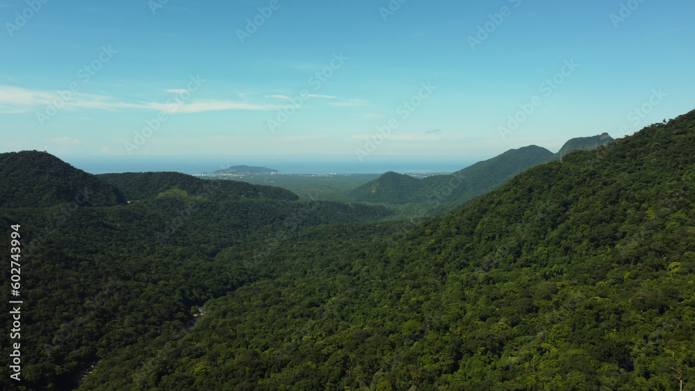 Região montanhosa da serra entre as cidades de Mogi das Cruzes e Bertioga captada do alto
