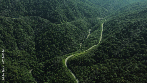 Visão aérea da rodovia Mogi Bertioga que atravessa as cidades de Bertioga e Mogi das Cruzes captada do alto por um drone