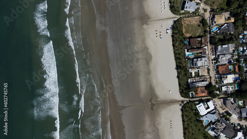 Divisão entre orla da praia e casas a beira mar em Rivieira de São Lourenço, Bertioga, Brasil.