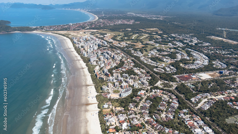 Visão aérea da orla da praia de Riviera de São Lourenço em Bertioga em São Paulo Brasil captada do alto por um drone em 2023. 