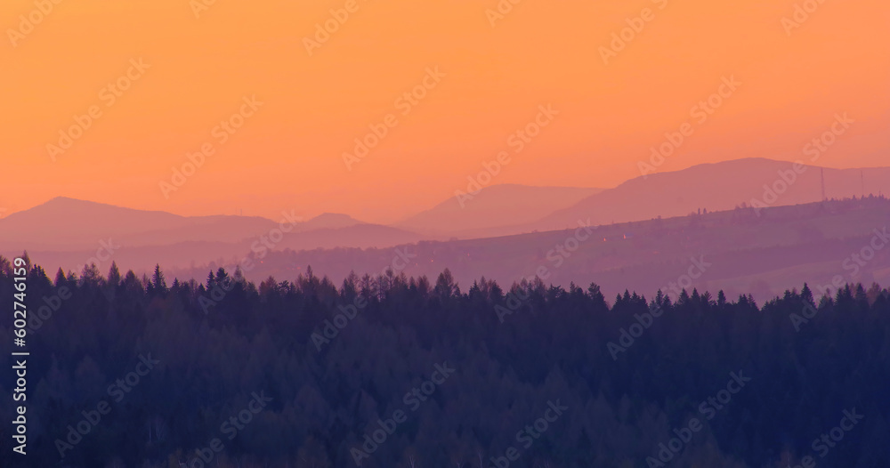 Widok na Karpaty Ukraińskie z Lutowisk o wschodnie słońca. Krajobraz górski.