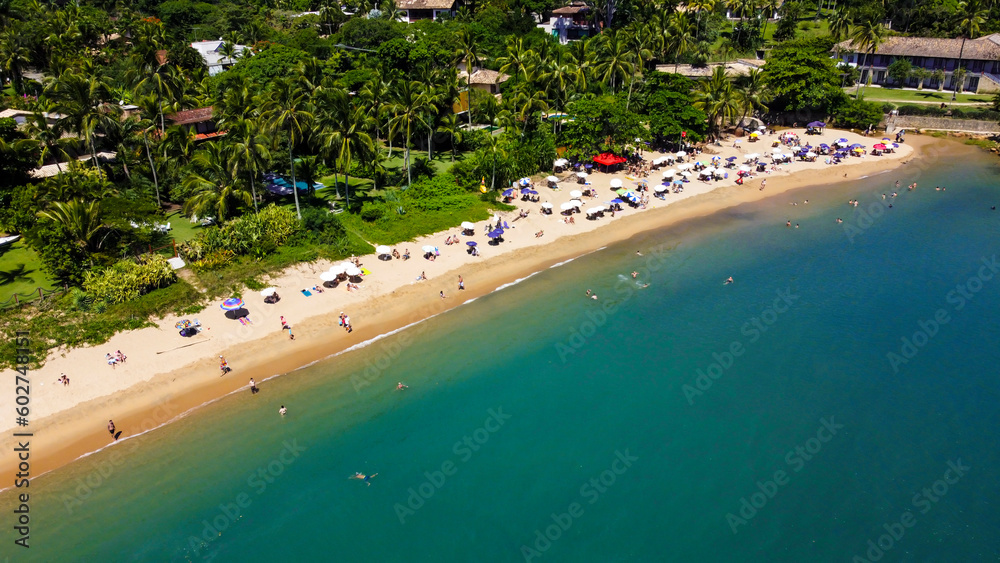 Visão aérea da praia da feiticeira em Ilhabela SP Brasil captada do alto por um drone entre os turistas. 