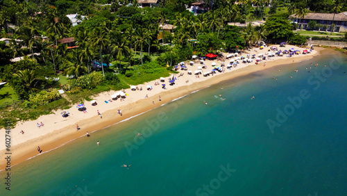 Visão aérea da praia da feiticeira em Ilhabela SP Brasil captada do alto por um drone entre os turistas. 