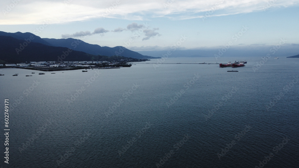 Costa de São Sebastião vista do alto de Ilhabela por um drone