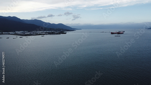 Costa de São Sebastião vista do alto de Ilhabela por um drone