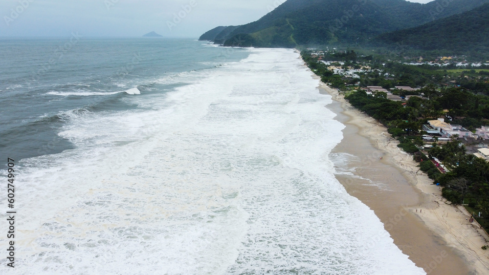 Visão aérea da praia de Maresias - São Sebastião - SP - Brasil captada do alto por um drone em 2023. 