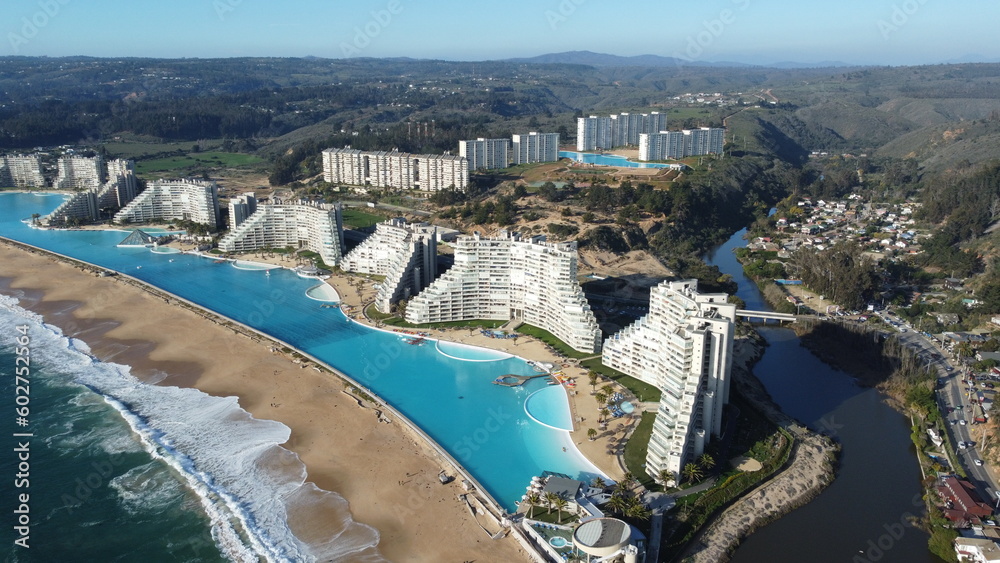 Maior piscina da américa do sul vista de cima com um drone com visão dos prédios e da praia por um drone. 