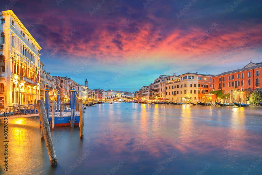 Fototapeta premium Stunning sunset and evening cityscape of Venice with famous Canal Grande and Rialto Bridge