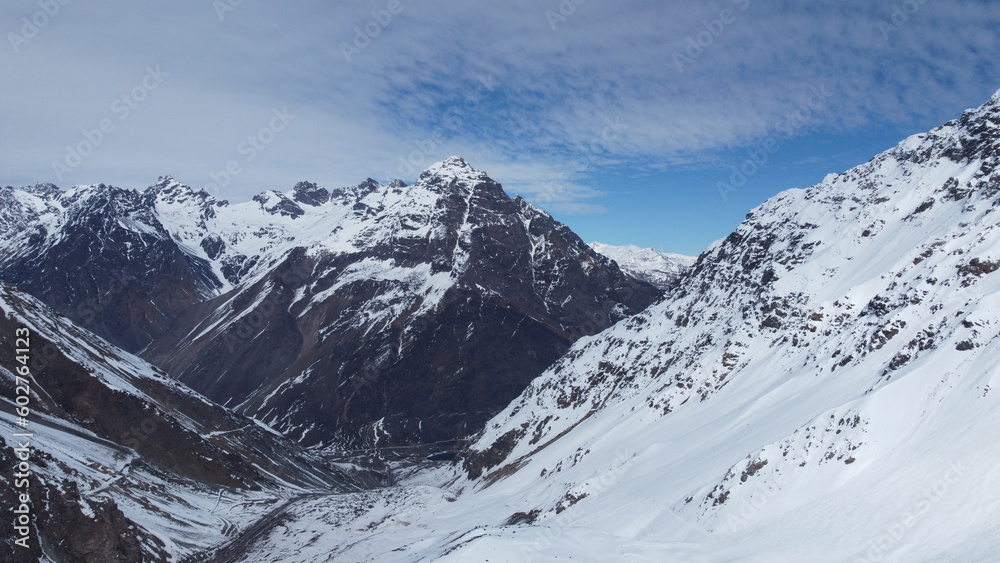 Visão aérea das montanhas nas cordilheiras dos andes no chile vista do alto por um drone. Visão aérea das montanhas nas cordilheiras dos andes no chile vista do alto por um drone.