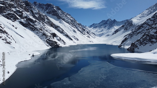 Vis  o a  rea do lago congelado de Portillo captada do alto por um drone em 2022 no Chile. 