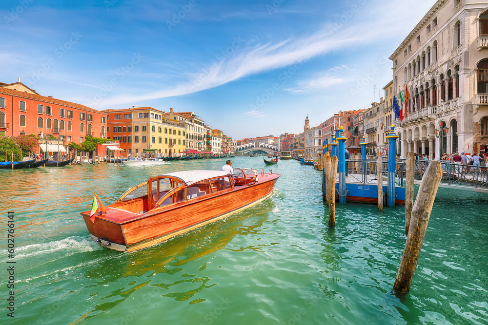 Picturesque morning cityscape of Venice with famous Canal Grande and colorful  view of Rialto Bridge - obrazy, fototapety, plakaty 