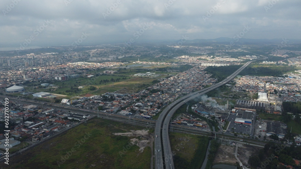 Visão aérea da cidade de Poá captada do alto com a rodovia Rodoanel atravessando a cidade. 