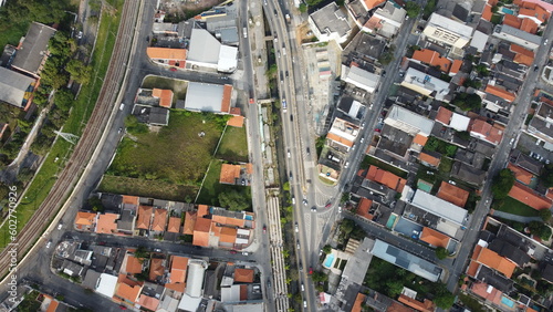 Visão aérea do trecho urbano de uma cidade paulista captada do alto por um drone em Poá - SP - Brasil em 2023. 