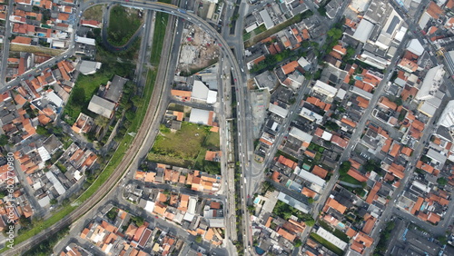 Visão aérea da cidade de Poá no estado de São Paulo captada do alto por um drone.